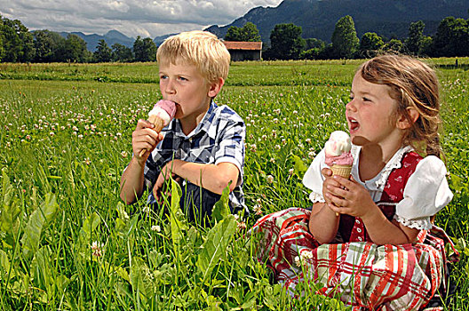 男孩,女孩,装束,舔,蛋卷,冰淇淋,夏天,阿尔卑斯草甸