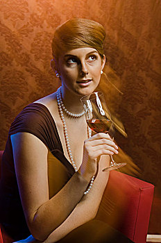 女青年,戴着,珍珠项链,珍珠耳环,喝,红酒,葡萄酒杯,摄影,移动