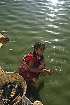 传统,尼泊尔人,礼拜,人,支付,寻找,祝福,太阳,河,水塘,加德满都,尼泊尔,十一月,2007年
