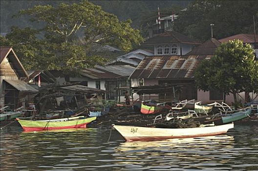 印度尼西亚,苏拉威西岛,蓝碧海峡,渔村,船,房子
