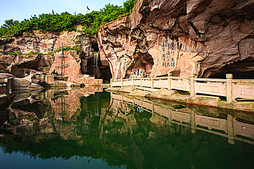 岩洞,水池