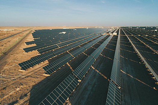 新疆哈密,戈壁光伏推进能源低碳转型