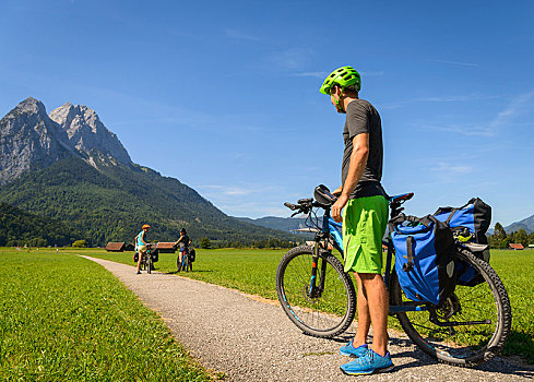 骑车,自行车,旅游,站立,自行车道,靠近,山地车,背影,楚格峰,穿过,阿尔卑斯山,加米施帕藤基兴,上巴伐利亚,巴伐利亚,德国,欧洲