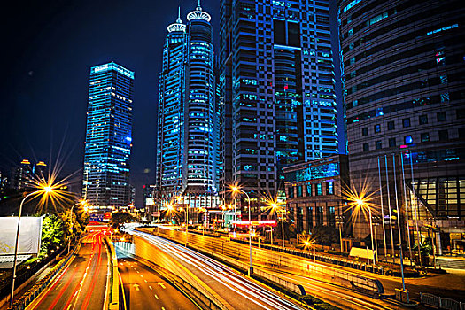 在大街上的光线轨迹在中国上海