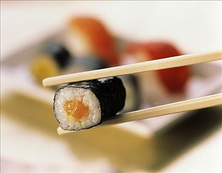 两个,筷子,拿着,寿司卷,三文鱼,填充