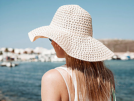 后视图,女人,戴着,遮阳帽,米诺卡岛,西班牙