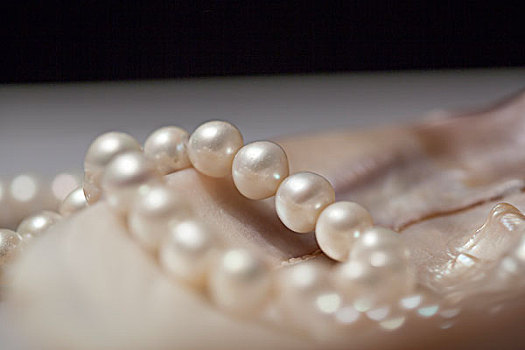 pearl,necklace