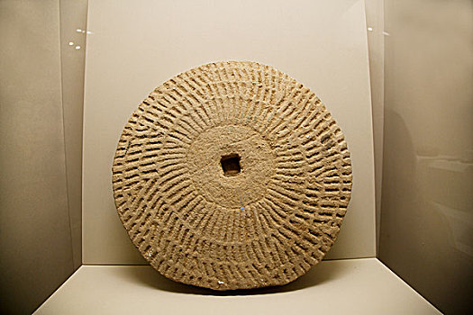西安秦兵马俑博物馆内展示的秦代加工粮食的石碾