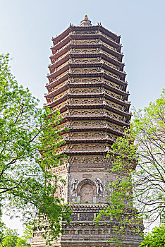 春天北京玲珑公园里的慈寿寺塔