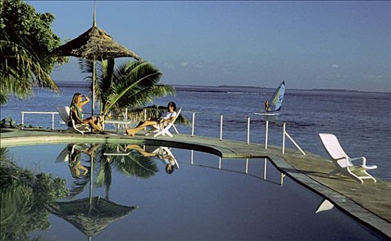 亚洲,印度洋,马尔代夫,岛屿,坐,夫妇,折叠躺椅,游泳池,靠近,海洋