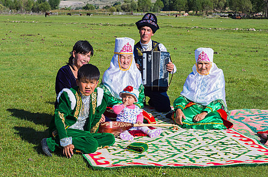 家庭,传统服装,听,音乐,手风琴,乡村,掸邦,山,哈萨克斯坦,亚洲