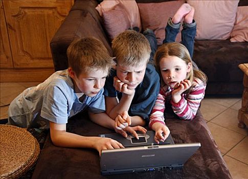 兄弟姐妹,13岁,笔记本电脑,客厅,玩,教育,游戏