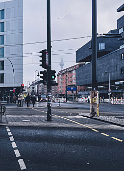 柏林街头的信号灯和远处的电视塔