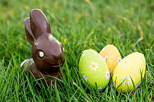 巧克力兔,草,三个,包着,复活节彩蛋