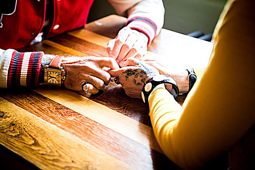 情侣,握手,桌上