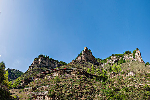 山西宁武县涔山乡悬空村,悬崖上的村庄