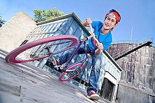 骑彩色自行车的年轻男士