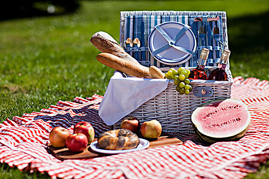 野餐篮,水果面包,葡萄酒