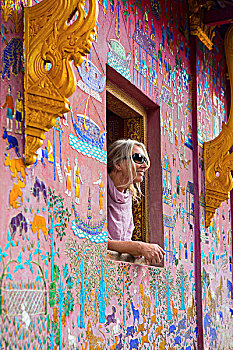 女性,游客,向外看,寺院,窗户,琅勃拉邦,老挝