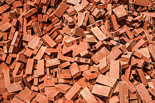 房屋建筑施工工地上堆积的红色砖头