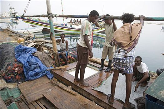 工人,装载,冰,船,捕鱼,港口,马萨瓦,埃塞俄比亚,红海,厄立特里亚,东非