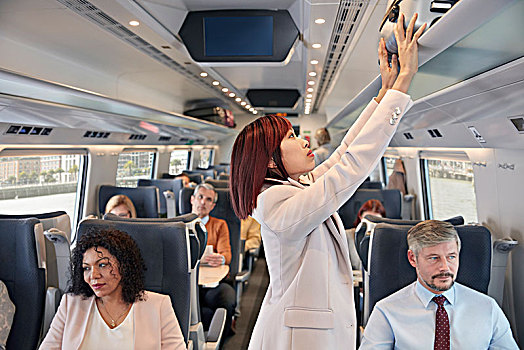 职业女性,手提箱,上方,车厢,客运列车