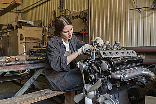 女性,技工,修理汽车,引擎,车库