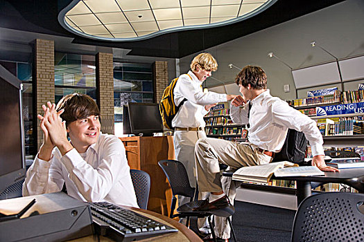 三个,青少年,学生,男孩,图书馆