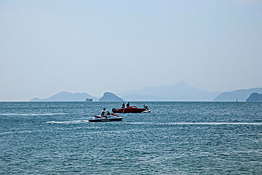 广东省深圳市大梅沙海滨浴场正在布拦鲨网的快艇