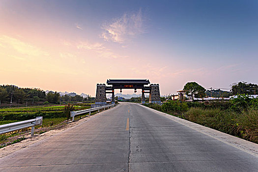 夕阳下的古镇大门和道路