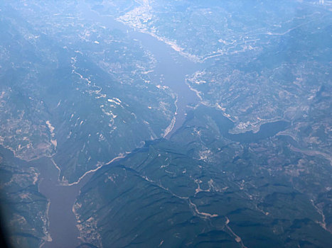 贵阳飞往济南的飞机上航拍山川河流