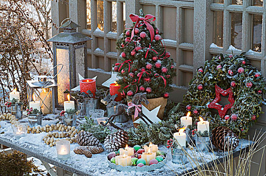圣诞桌,安放,装饰,糖,松树,花环,灯笼,蜡烛,松果