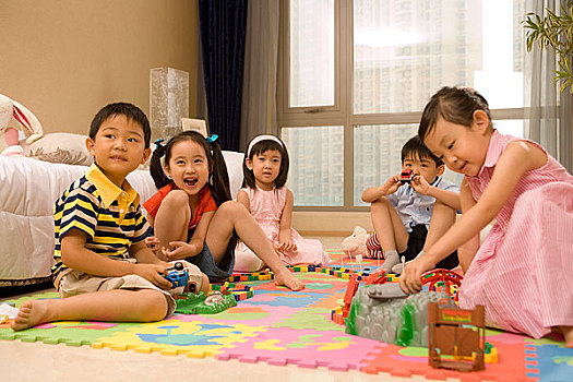 一群孩子在地板上玩玩具