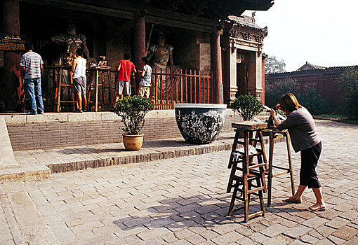 山西平遥双林寺彩塑的美术学院的学生