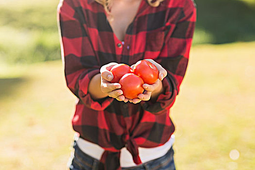 女人,拿着,西红柿,公园