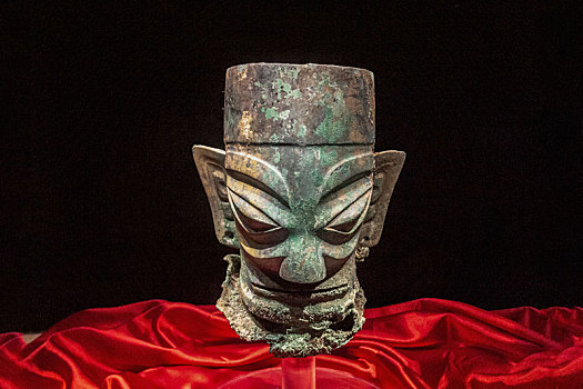 四川广汉三星堆博物馆青铜人头像,商代晚期,1986年三星堆一号祭祀坑出土