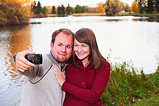 年轻,夫妇,拍照,公园,艾伯塔省,加拿大