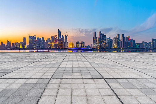 路面天际线和现代建筑背景图夜景