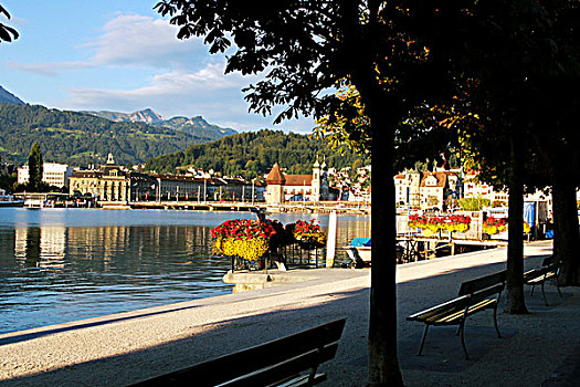 瑞士琉森湖岸边休息用的长条椅