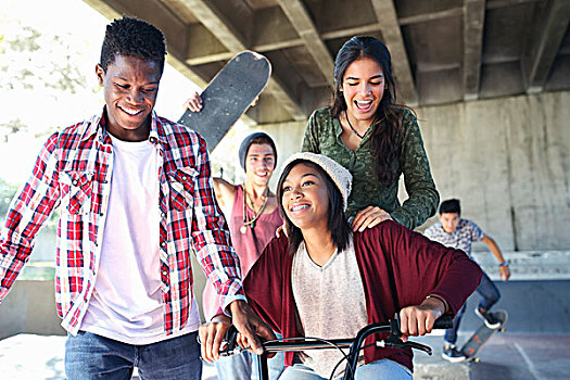 青少年,朋友,滑板,小轮车,自行车,溜冰场