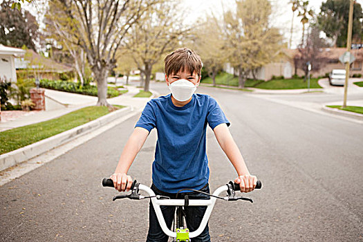 骑自行车,男孩,穿,防尘口罩