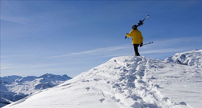 男性,滑雪者,站立,上面,山脊,滑雪,后视图