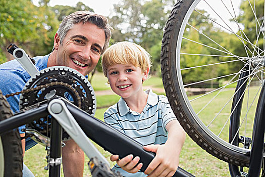 高兴,父亲,儿子,修理,自行车