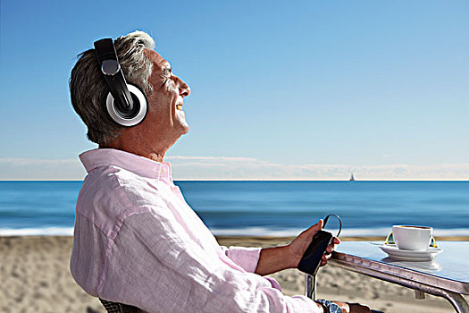 老人,听歌,耳机,海滩