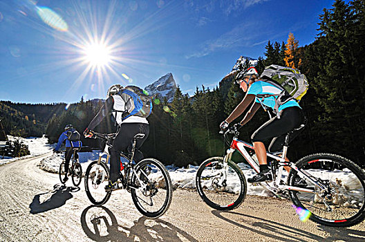 山地车手,骑自行车,正面,高山,地区,贝希特斯加登地区,上巴伐利亚,巴伐利亚,德国,欧洲