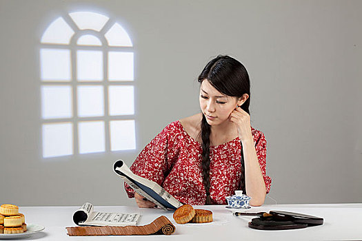 中国女子在读书