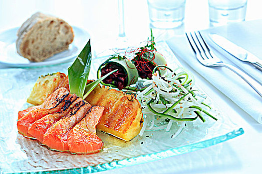 三文鱼,菠萝,蔬菜丝