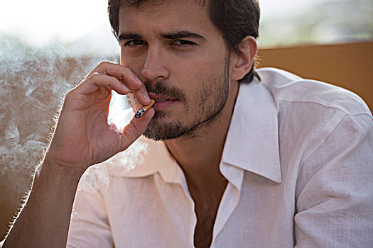 男青年,吸烟,香烟,意大利