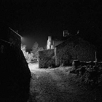 石头,房子,树,荒芜,泥土,道路,夜晚,法国,2008年