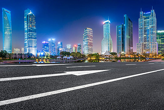 上海陆家嘴建筑夜景和道路交通